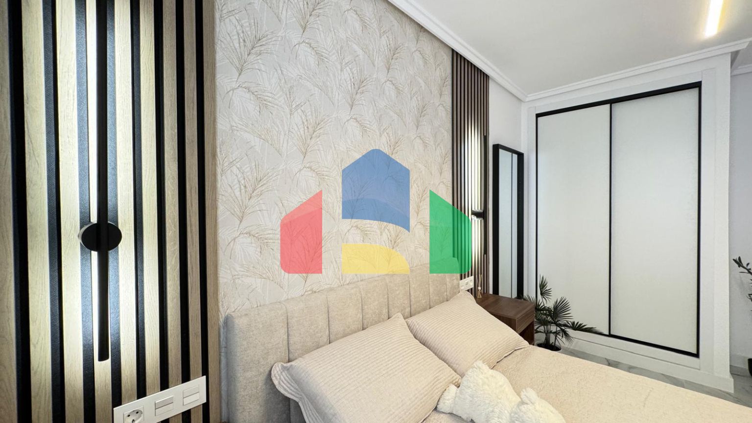 ШИКАРНАЯ КВАРТИРА ПОСЛЕ КАП. РЕМОНТА В 50 МЕТРАХ ОТ ПЛЯЖА. 4 СПАЛЬНИ. 2 ВАННЫЕ КОМНАТЫ. ПЛОЩАДЪ 105 М2.