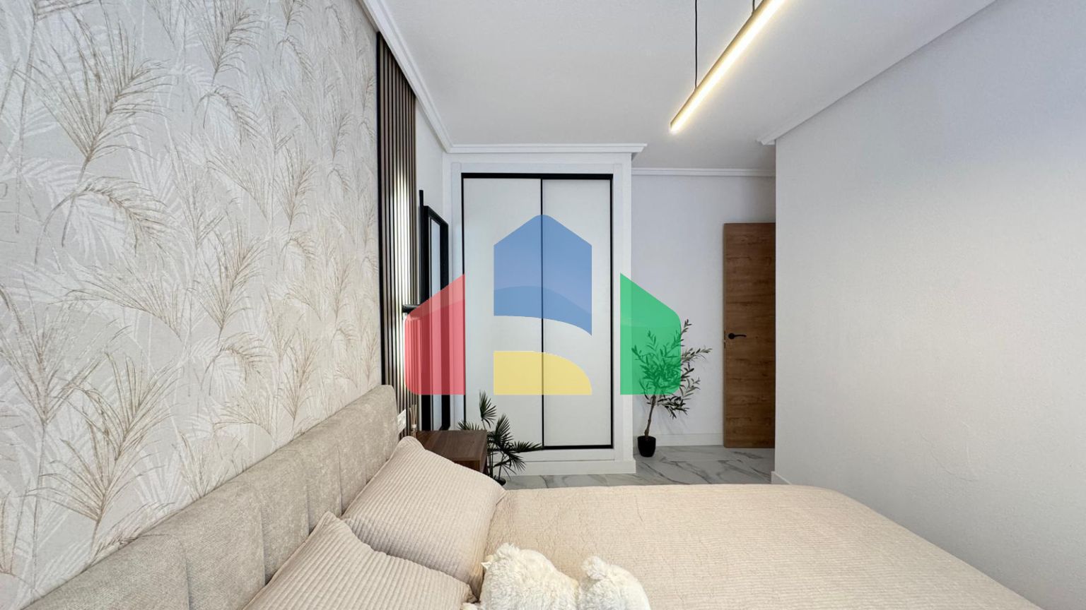 ШИКАРНАЯ КВАРТИРА ПОСЛЕ КАП. РЕМОНТА В 50 МЕТРАХ ОТ ПЛЯЖА. 4 СПАЛЬНИ. 2 ВАННЫЕ КОМНАТЫ. ПЛОЩАДЪ 105 М2.