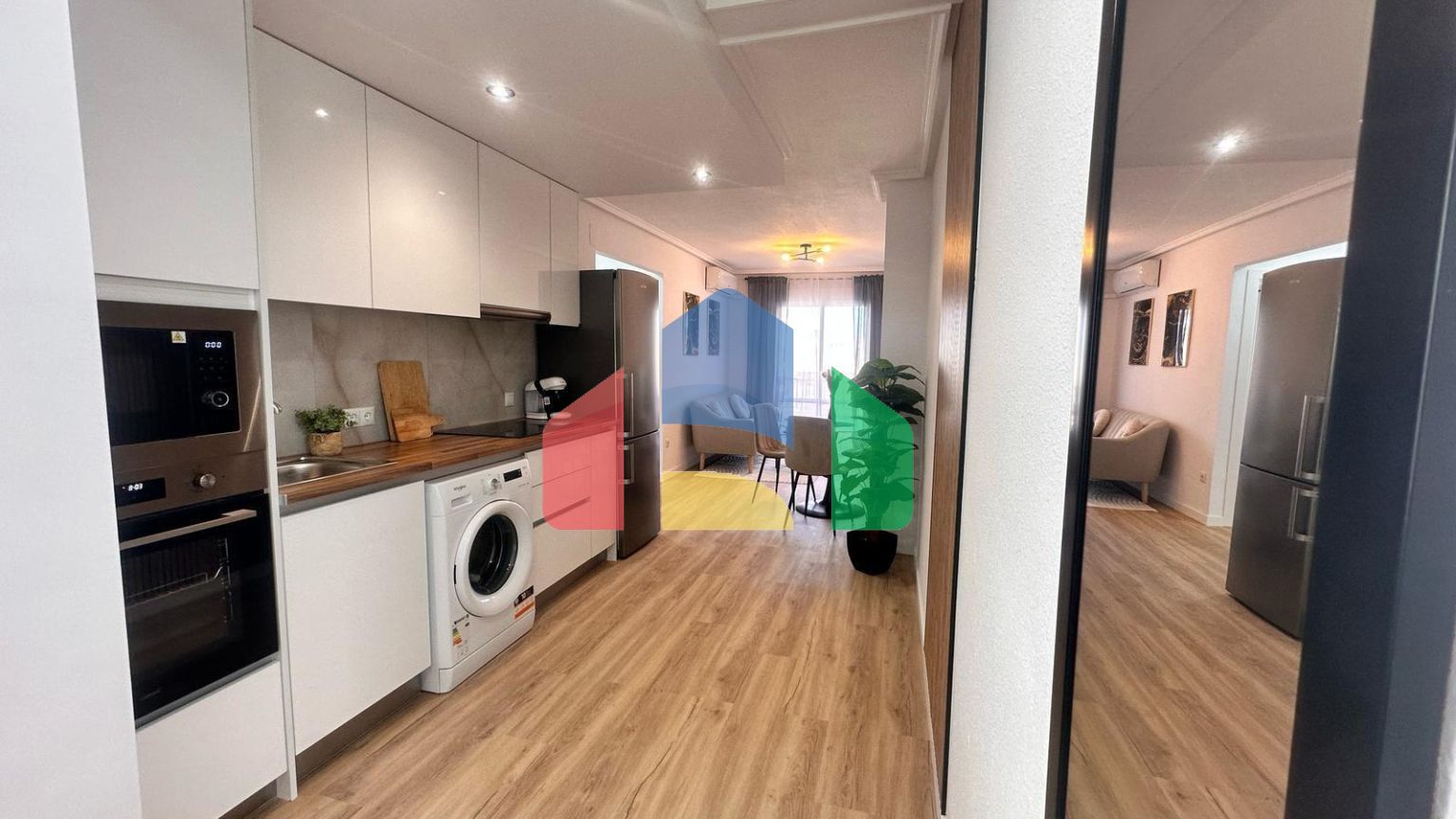 Квартира с бассейном и новым ремонтом: 2 спальни, 500 м. с пляжа