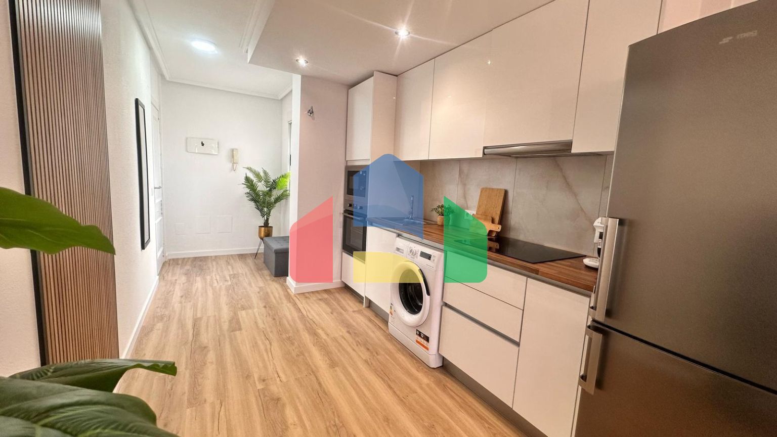 Квартира с бассейном и новым ремонтом: 2 спальни, 500 м. с пляжа