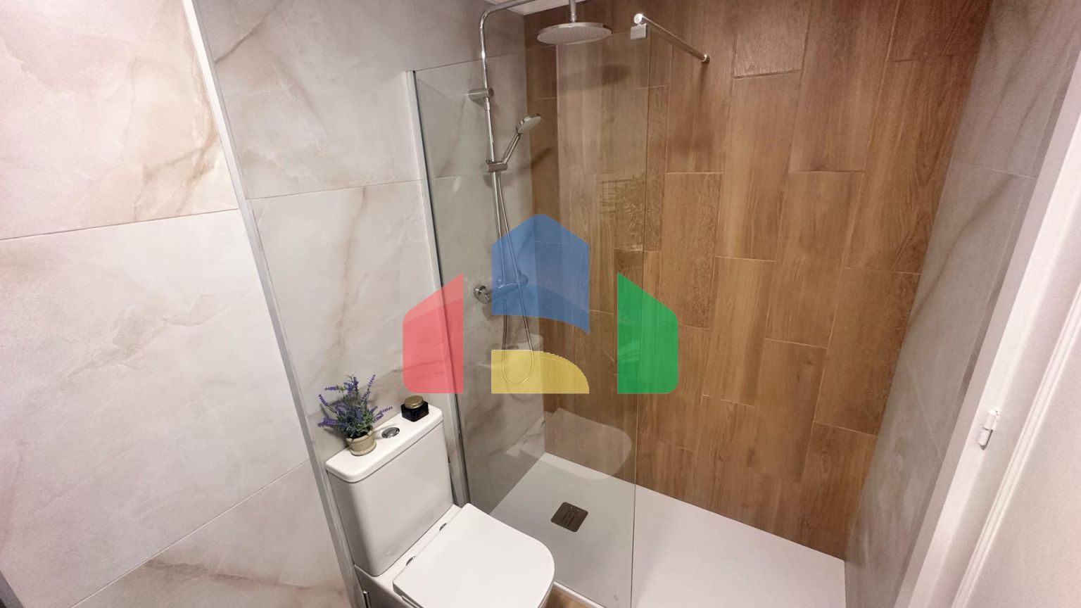 Квартира с бассейном и новым ремонтом: 2 спальни, 500 м. с пляжа