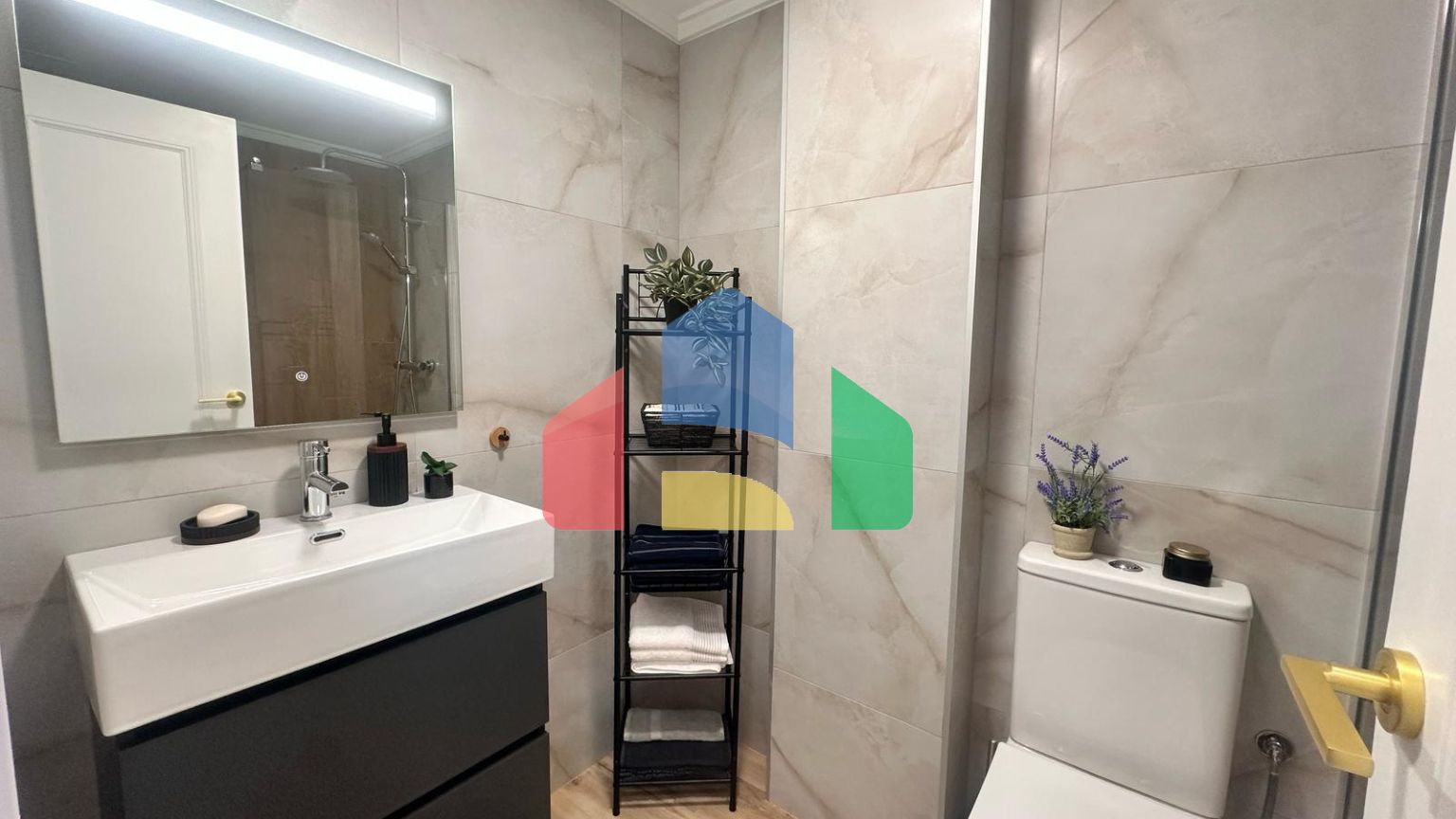 Квартира с бассейном и новым ремонтом: 2 спальни, 500 м. с пляжа