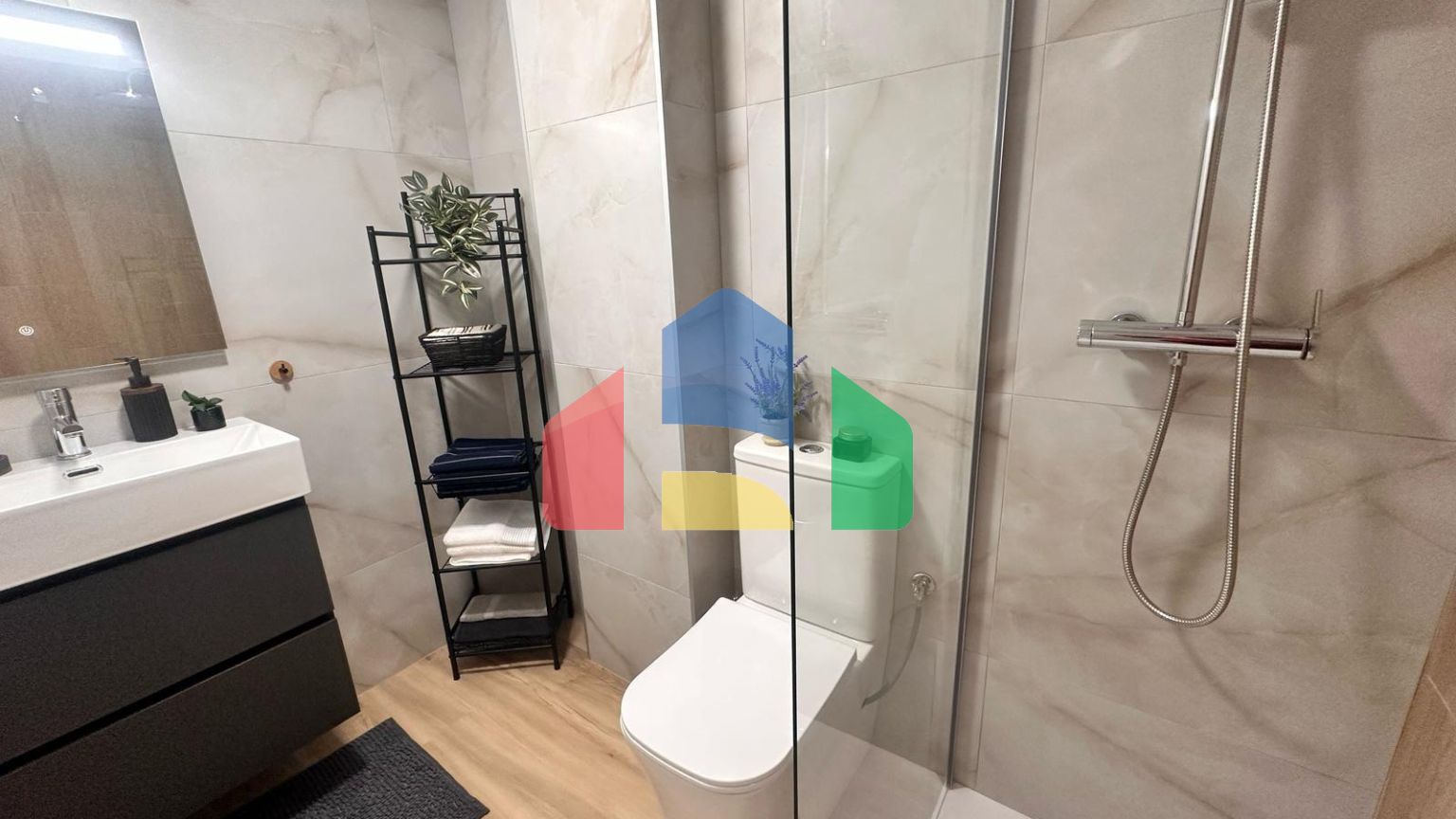 Квартира с бассейном и новым ремонтом: 2 спальни, 500 м. с пляжа