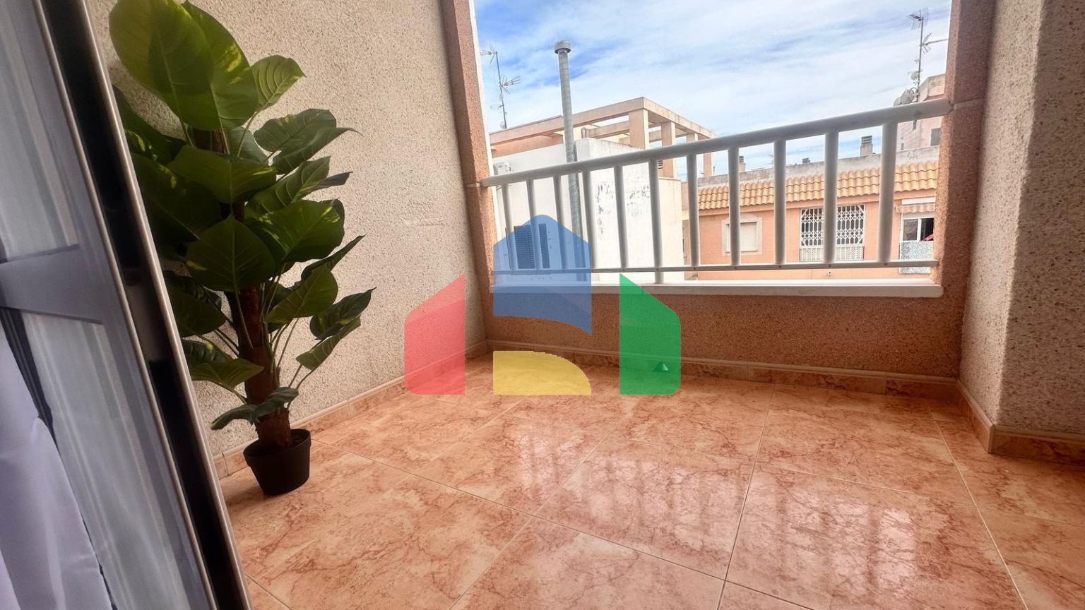 Квартира с бассейном и новым ремонтом: 2 спальни, 500 м. с пляжа