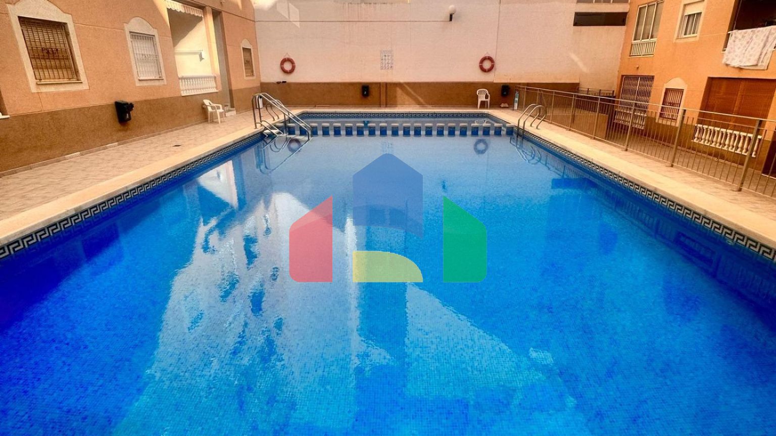 Квартира с бассейном и новым ремонтом: 2 спальни, 500 м. с пляжа