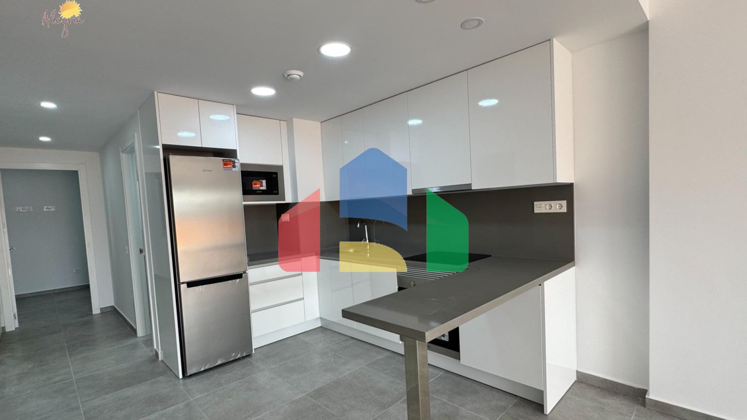 Квартира в доме 2025 года – всего в 200 метрах от пляжа Дель Кура, в стоимость включены гараж и клад