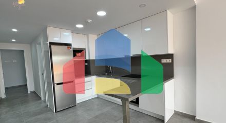 Квартира в доме 2025 года – всего в 200 метрах от пляжа Дель Кура, в стоимость включены гараж и клад