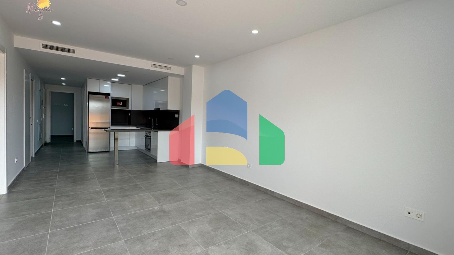 Квартира в доме 2025 года – всего в 200 метрах от пляжа Дель Кура, в стоимость включены гараж и клад