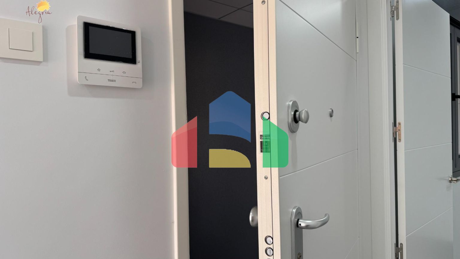 Квартира в доме 2025 года – всего в 200 метрах от пляжа Дель Кура, в стоимость включены гараж и клад