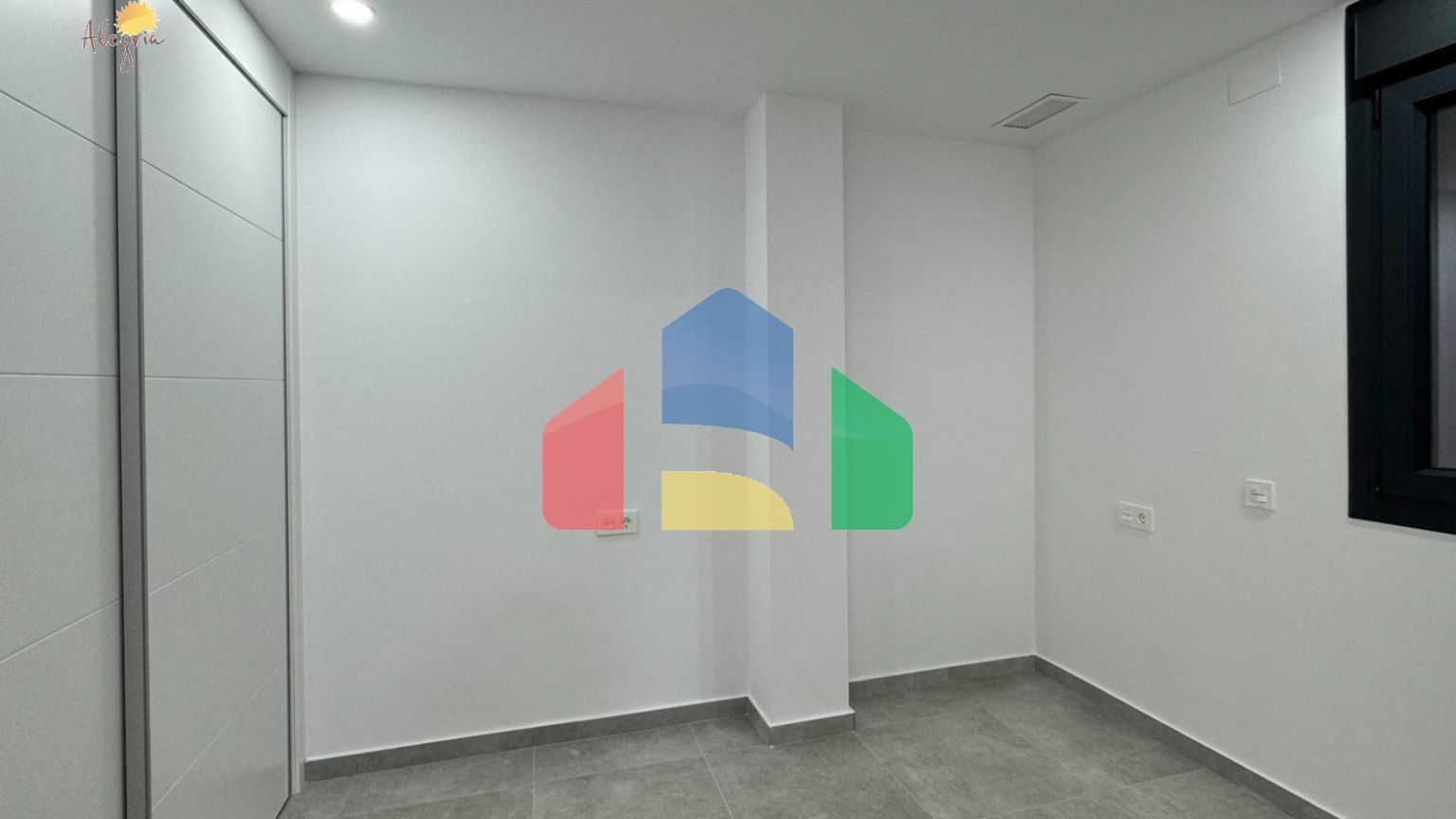 Квартира в доме 2025 года – всего в 200 метрах от пляжа Дель Кура, в стоимость включены гараж и клад