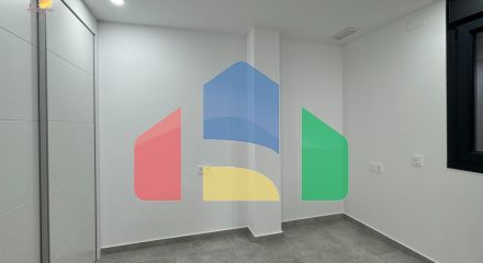 Квартира в доме 2025 года – всего в 200 метрах от пляжа Дель Кура, в стоимость включены гараж и клад