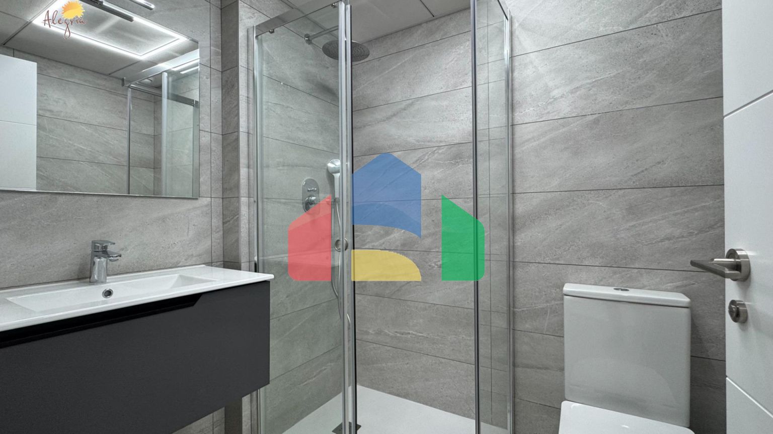 Квартира в доме 2025 года – всего в 200 метрах от пляжа Дель Кура, в стоимость включены гараж и клад