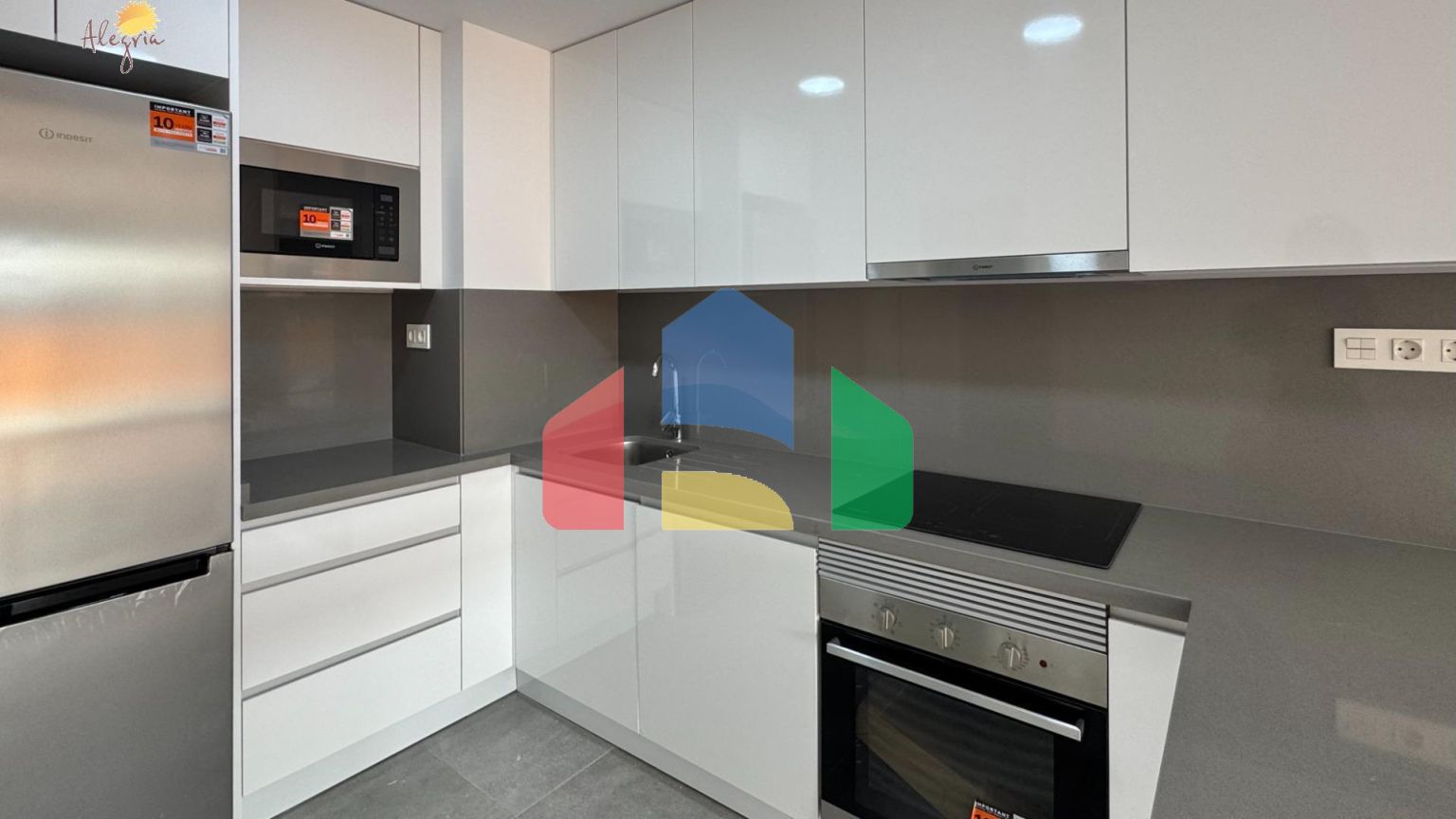 Квартира в доме 2025 года – всего в 200 метрах от пляжа Дель Кура, в стоимость включены гараж и клад