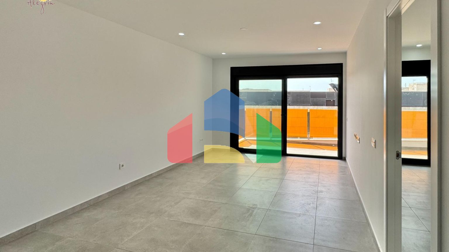 Квартира в доме 2025 года – всего в 200 метрах от пляжа Дель Кура, в стоимость включены гараж и клад