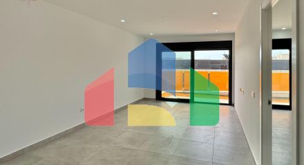 Квартира в доме 2025 года – всего в 200 метрах от пляжа Дель Кура, в стоимость включены гараж и клад