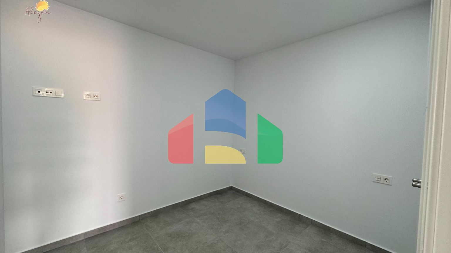 Квартира в доме 2025 года – всего в 200 метрах от пляжа Дель Кура, в стоимость включены гараж и клад