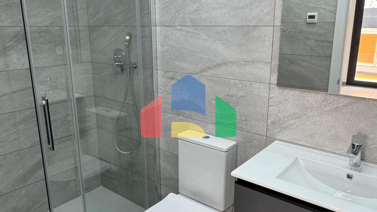 Квартира в доме 2025 года – всего в 200 метрах от пляжа Дель Кура, в стоимость включены гараж и клад