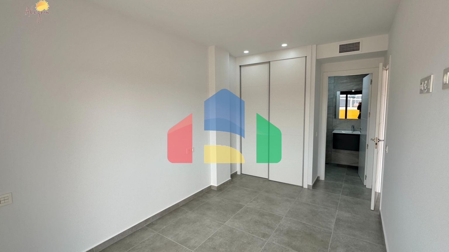 Квартира в доме 2025 года – всего в 200 метрах от пляжа Дель Кура, в стоимость включены гараж и клад