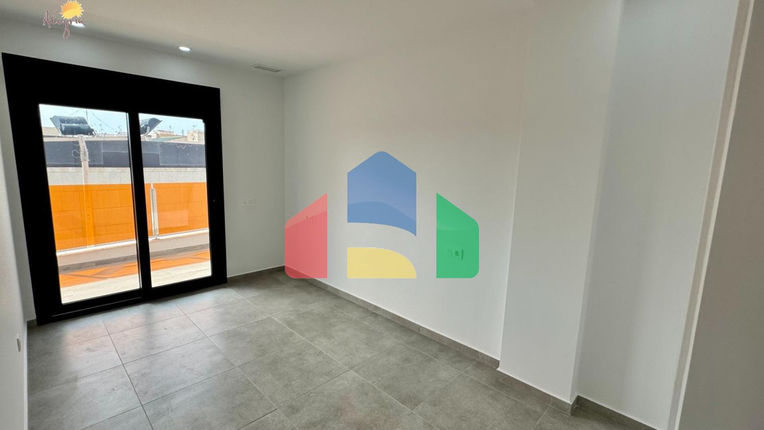 Квартира в доме 2025 года – всего в 200 метрах от пляжа Дель Кура, в стоимость включены гараж и клад