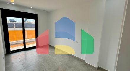 Квартира в доме 2025 года – всего в 200 метрах от пляжа Дель Кура, в стоимость включены гараж и клад