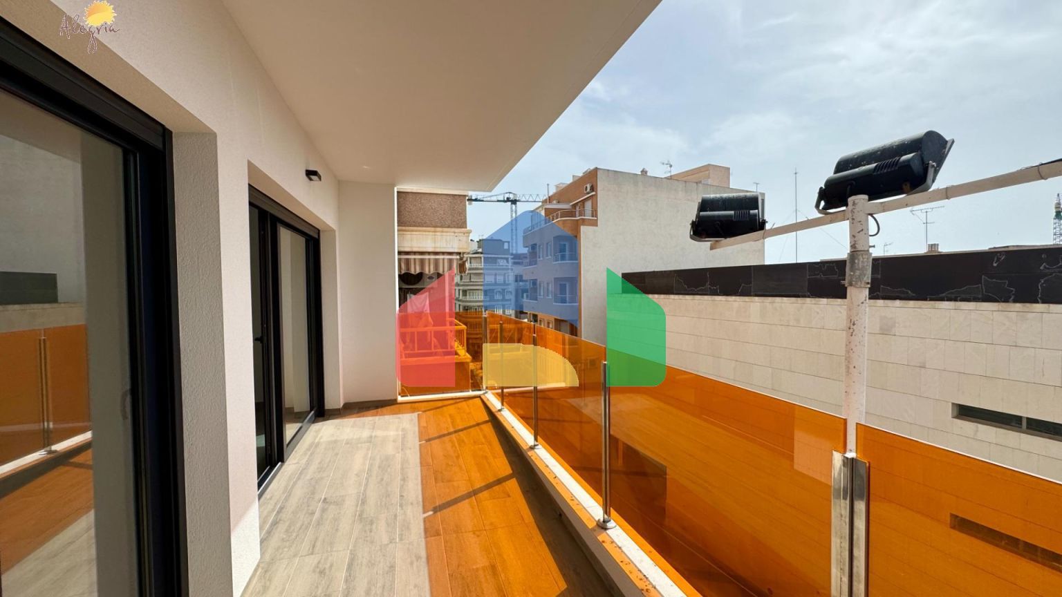 Квартира в доме 2025 года – всего в 200 метрах от пляжа Дель Кура, в стоимость включены гараж и клад