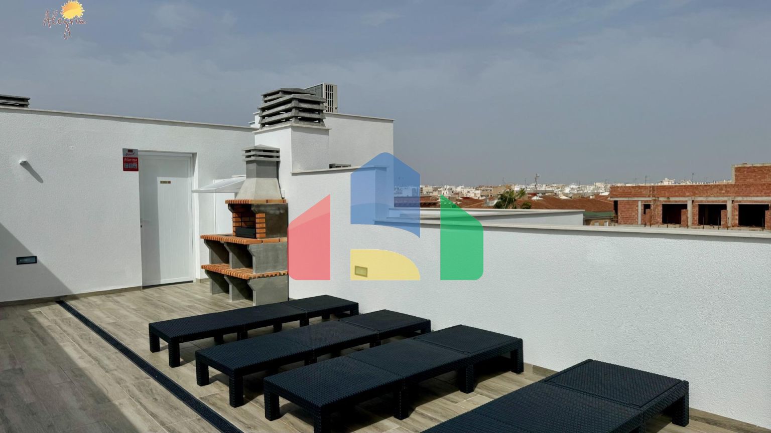 Квартира в доме 2025 года – всего в 200 метрах от пляжа Дель Кура, в стоимость включены гараж и клад