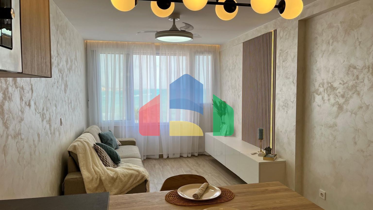 APARTAMENTO DE LUJO . EN PRIMERA LINEA CON VISTAS AL MAR