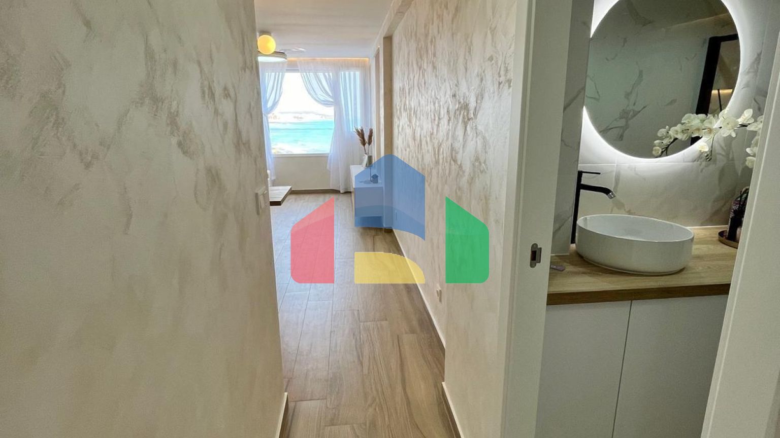 APARTAMENTO DE LUJO . EN PRIMERA LINEA CON VISTAS AL MAR