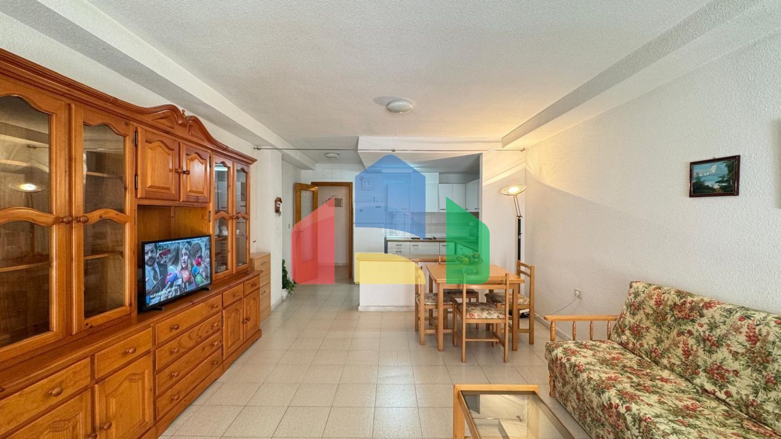 ПРОСТОРНЫЕ АПАРТАМЕНТЫ 99 М2 В 350 МЕТРАХ ОТ ПЛЯЖА. 2 СПАЛЬНИ. 1 ВАННАЯ КОМНАТА.