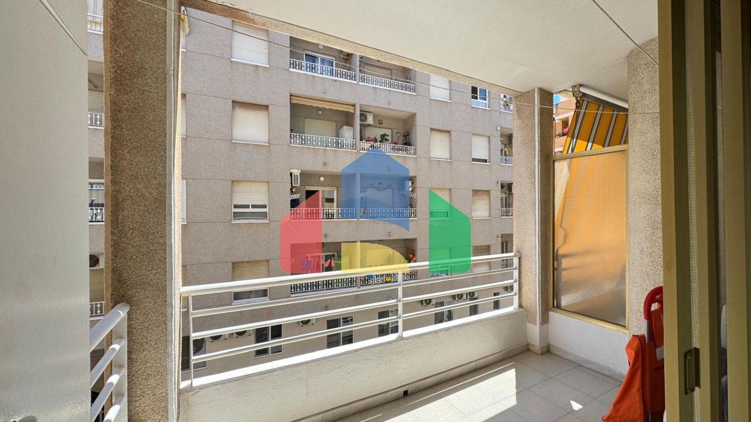 ПРОСТОРНЫЕ АПАРТАМЕНТЫ 99 М2 В 350 МЕТРАХ ОТ ПЛЯЖА. 2 СПАЛЬНИ. 1 ВАННАЯ КОМНАТА.