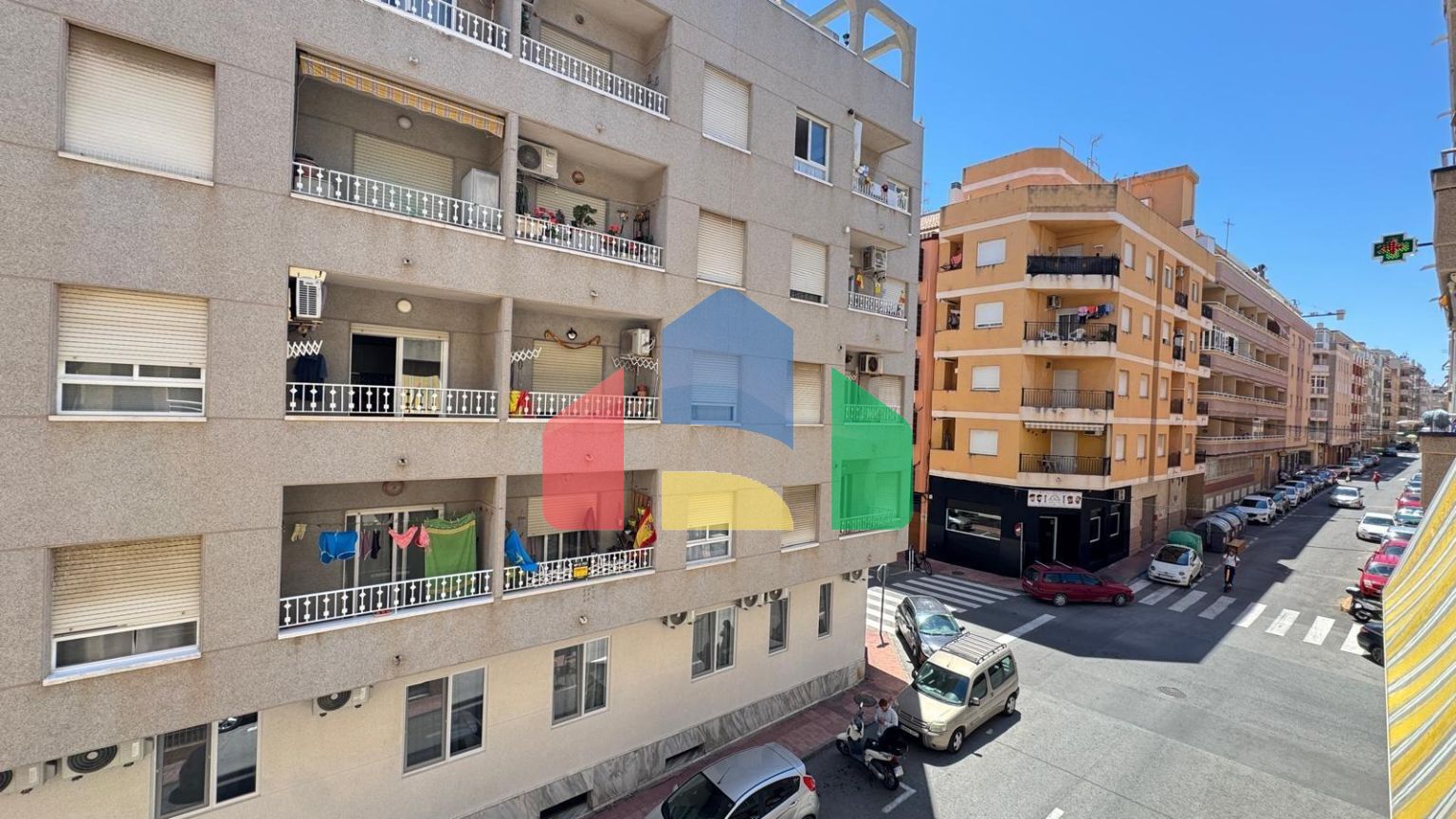 ПРОСТОРНЫЕ АПАРТАМЕНТЫ 99 М2 В 350 МЕТРАХ ОТ ПЛЯЖА. 2 СПАЛЬНИ. 1 ВАННАЯ КОМНАТА.