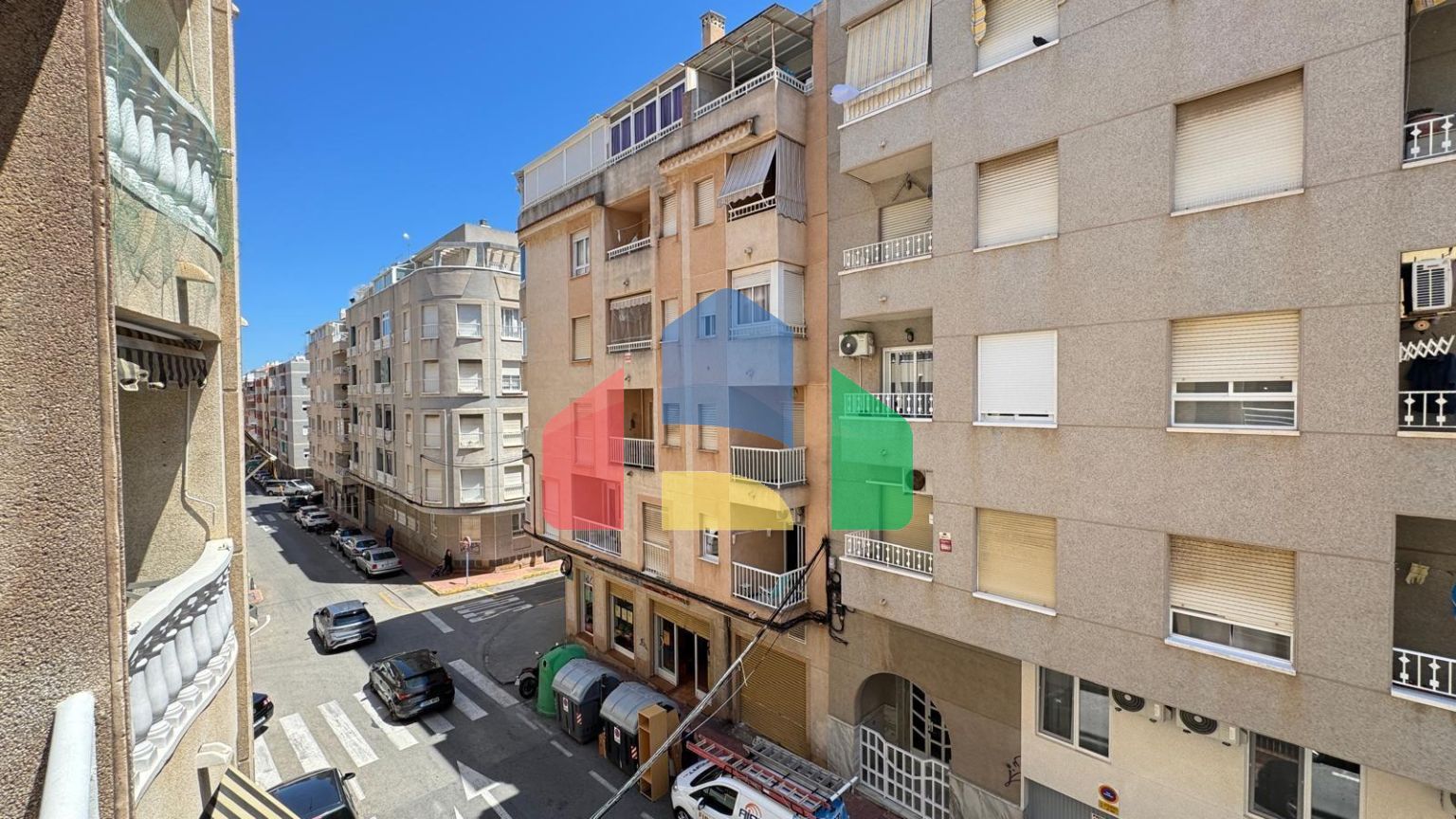 ПРОСТОРНЫЕ АПАРТАМЕНТЫ 99 М2 В 350 МЕТРАХ ОТ ПЛЯЖА. 2 СПАЛЬНИ. 1 ВАННАЯ КОМНАТА.