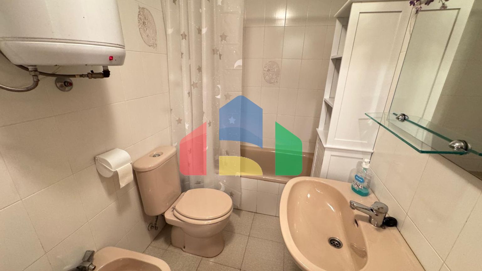 ПРОСТОРНЫЕ АПАРТАМЕНТЫ 99 М2 В 350 МЕТРАХ ОТ ПЛЯЖА. 2 СПАЛЬНИ. 1 ВАННАЯ КОМНАТА.