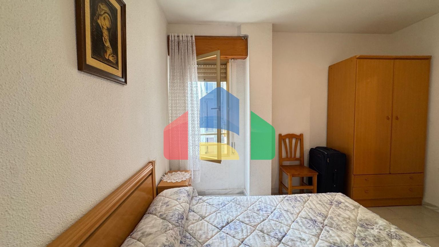 ПРОСТОРНЫЕ АПАРТАМЕНТЫ 99 М2 В 350 МЕТРАХ ОТ ПЛЯЖА. 2 СПАЛЬНИ. 1 ВАННАЯ КОМНАТА.