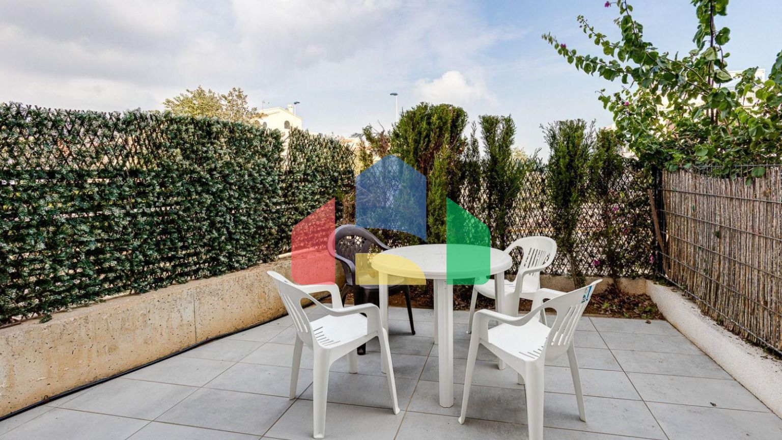 Продажа квартиры на первом этаже рядом с пляжем Ла Мата