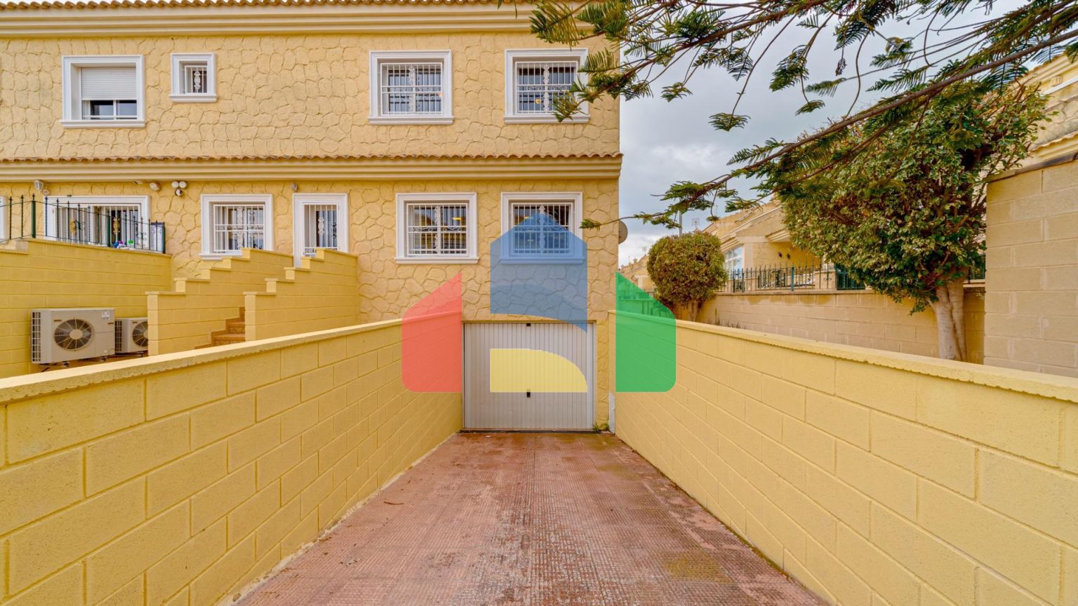 Большой угловой двухквартирный дом с видом на море, район Лос-Альтос