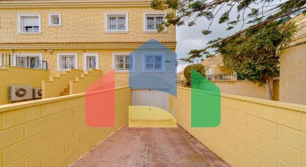 Большой угловой двухквартирный дом с видом на море, район Лос-Альтос