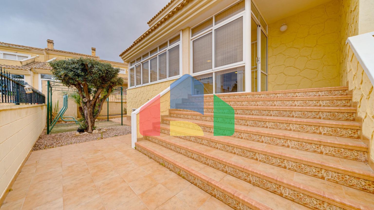 Большой угловой двухквартирный дом с видом на море, район Лос-Альтос