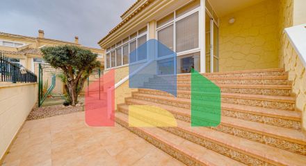 Большой угловой двухквартирный дом с видом на море, район Лос-Альтос