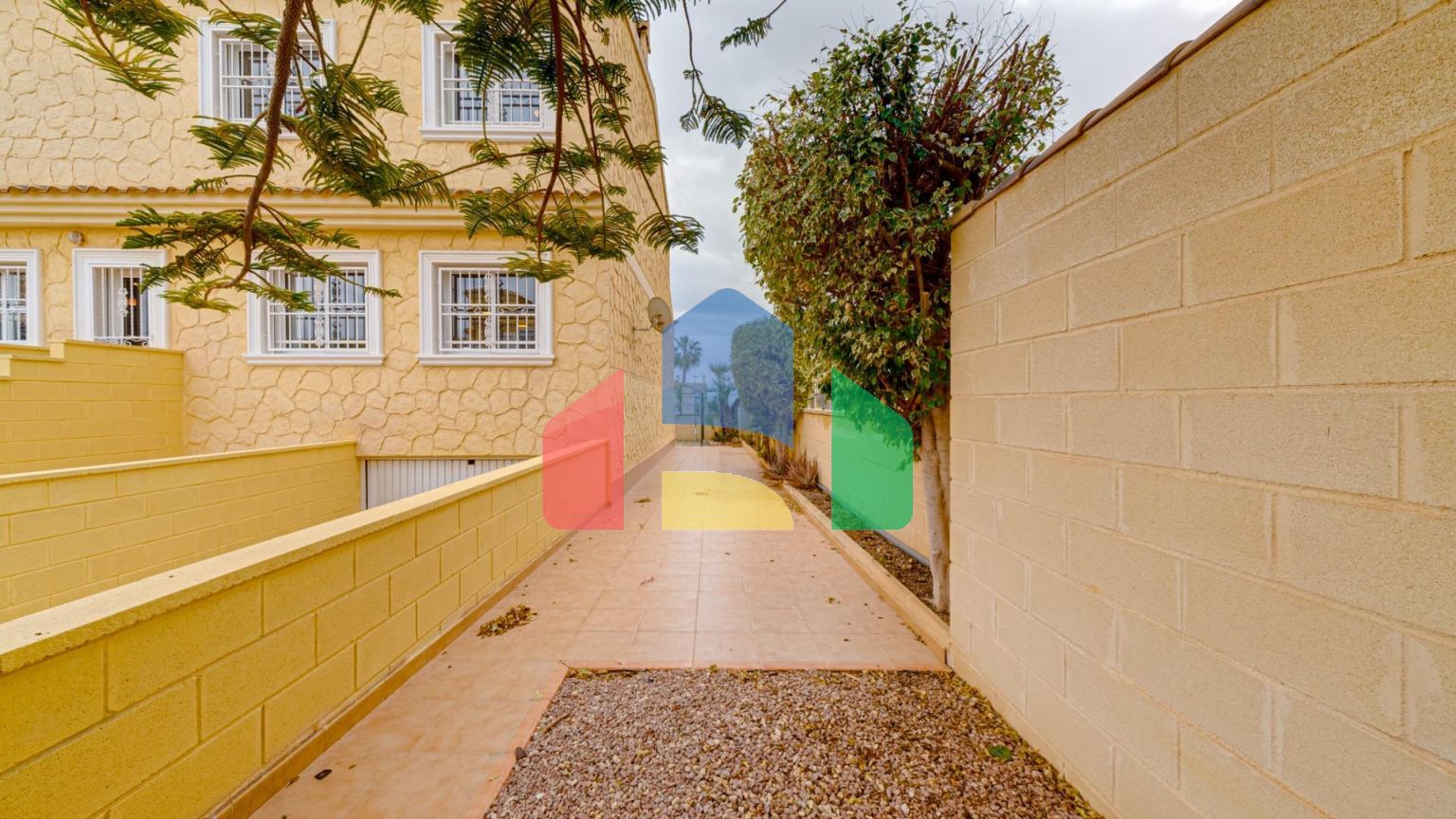 Большой угловой двухквартирный дом с видом на море, район Лос-Альтос