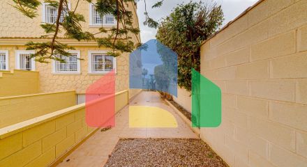 Большой угловой двухквартирный дом с видом на море, район Лос-Альтос