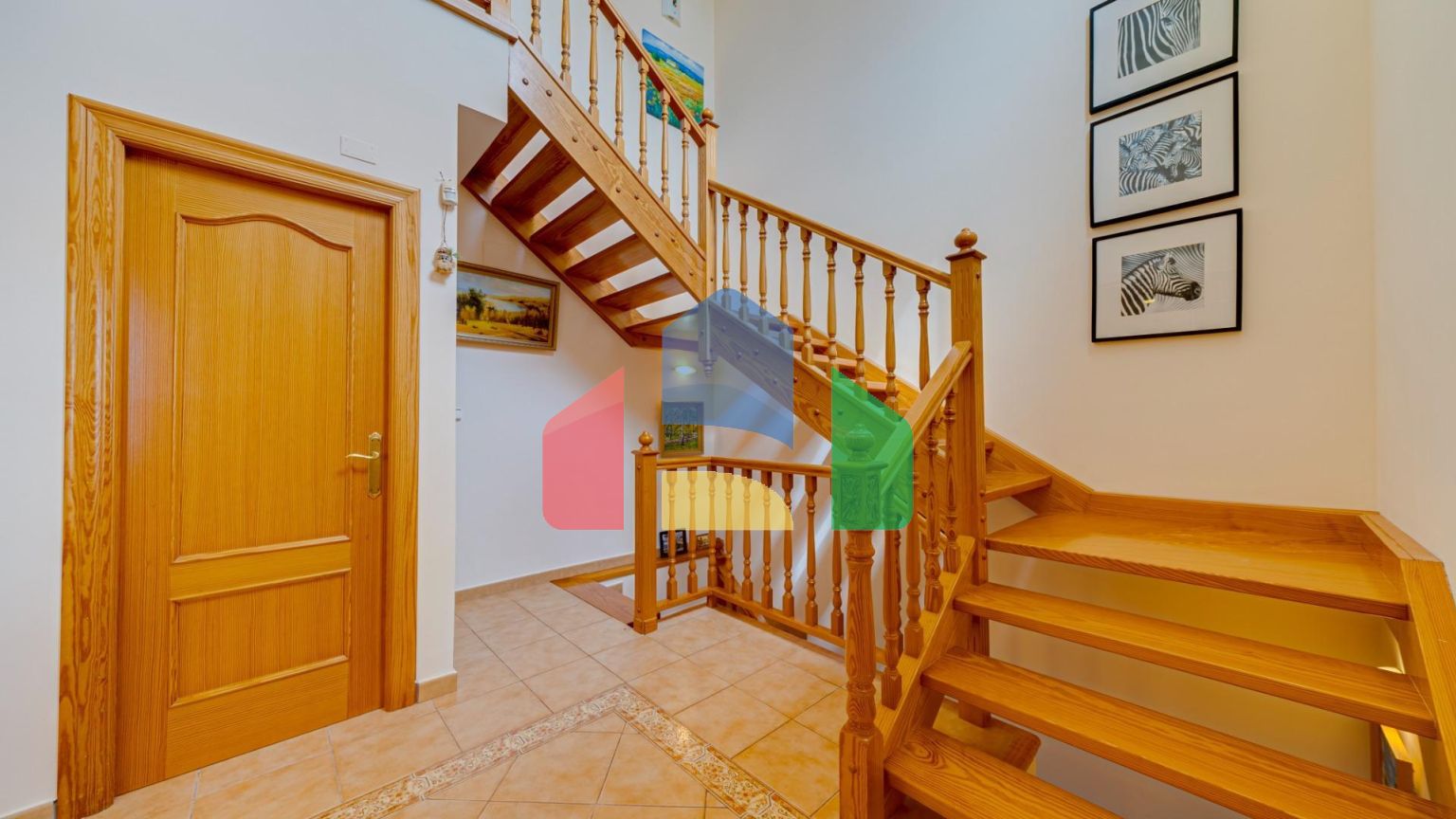 Большой угловой двухквартирный дом с видом на море, район Лос-Альтос