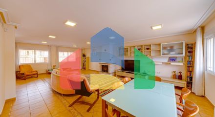 Большой угловой двухквартирный дом с видом на море, район Лос-Альтос