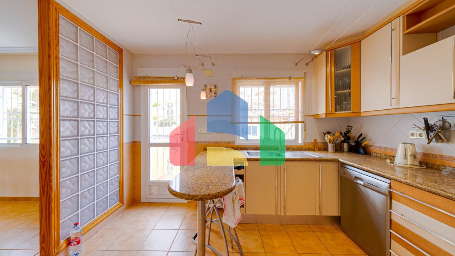 Большой угловой двухквартирный дом с видом на море, район Лос-Альтос