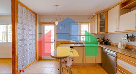 Большой угловой двухквартирный дом с видом на море, район Лос-Альтос