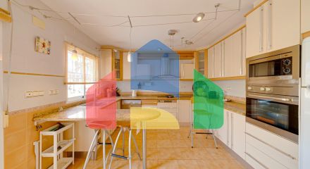 Большой угловой двухквартирный дом с видом на море, район Лос-Альтос