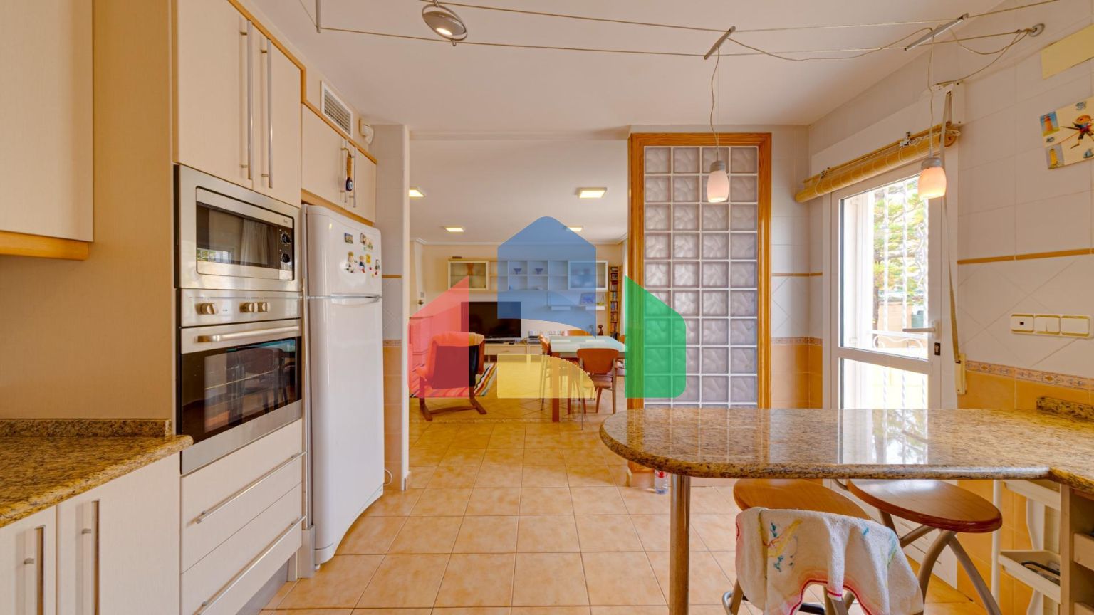 Большой угловой двухквартирный дом с видом на море, район Лос-Альтос