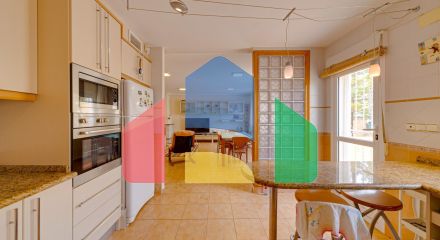 Большой угловой двухквартирный дом с видом на море, район Лос-Альтос