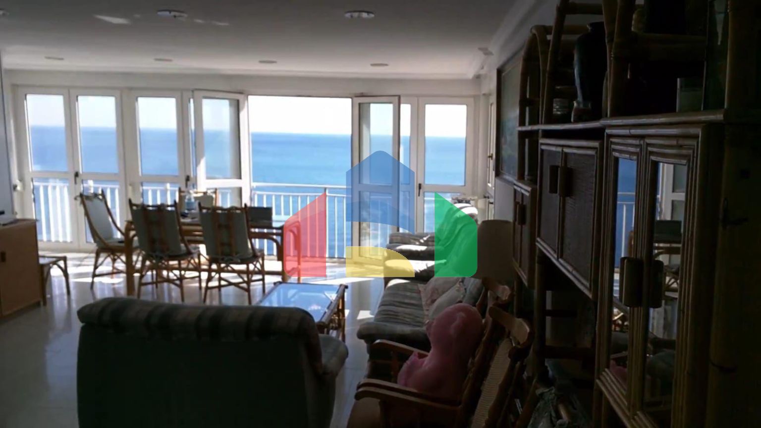 АПАРТАМЕНТЫ С ПРЯМЫМ И БОКОВЫМ ВИДОМ НА МОРЕ. 4 СПАЛЬНИ. 2 ВАННЫЕ КОМНАТЫ. ГАРАЖ+КЛАДОВКА.