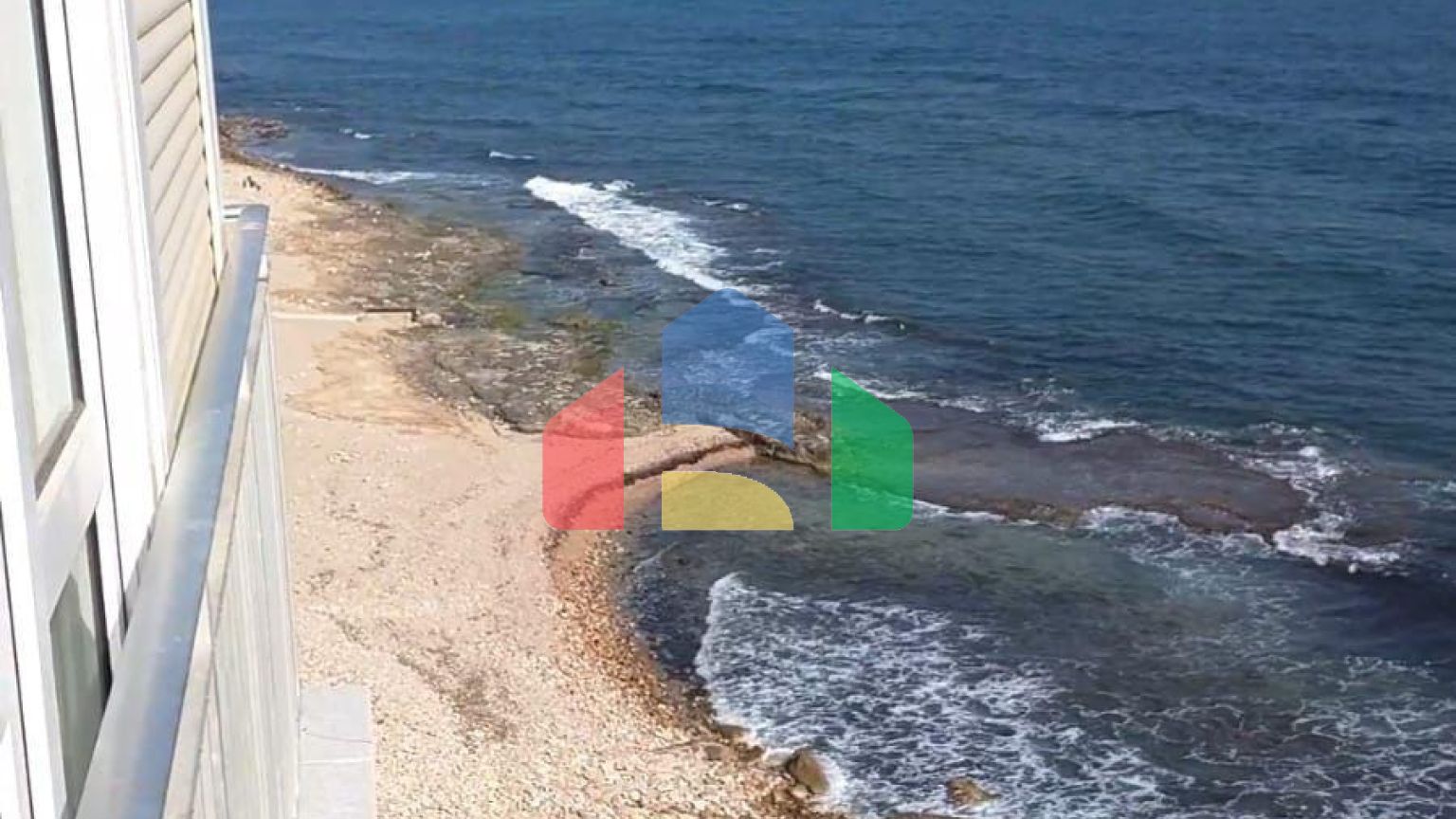 АПАРТАМЕНТЫ С ПРЯМЫМ И БОКОВЫМ ВИДОМ НА МОРЕ. 4 СПАЛЬНИ. 2 ВАННЫЕ КОМНАТЫ. ГАРАЖ+КЛАДОВКА.